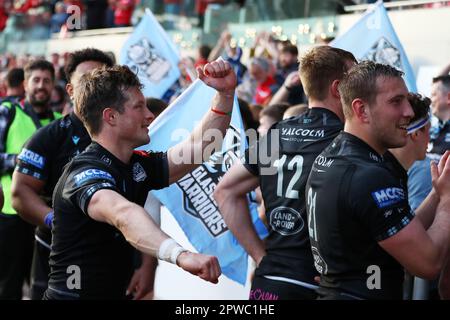 Llanelli, Großbritannien. 29. April 2023. George Horne von Glasgow Warriors (l) feiert am Ende des Spiels. Rugby im European Challenge Cup, Halbfinalspiel, Scarlets gegen Glasgow Warriors im Parc y Scarlets in Llanelli, Wales, am Samstag, den 29. April 2023. Bild von Andrew Orchard/Andrew Orchard Sportfotografie/Alamy Live News Kredit: Andrew Orchard Sportfotografie/Alamy Live News Stockfoto