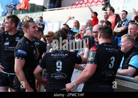 Llanelli, Großbritannien. 29. April 2023. George Horne von Glasgow Warriors (9) feiert am Ende des Spiels mit Fans. Rugby im European Challenge Cup, Halbfinalspiel, Scarlets gegen Glasgow Warriors im Parc y Scarlets in Llanelli, Wales, am Samstag, den 29. April 2023. Bild von Andrew Orchard/Andrew Orchard Sportfotografie/Alamy Live News Kredit: Andrew Orchard Sportfotografie/Alamy Live News Stockfoto