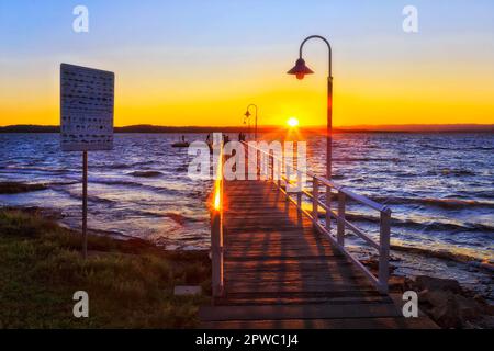 Salzwasserlagune des Lake Macquarie an der Pazifikküste Australiens bei Sonnenuntergang vom Murrays Beach Pier. Stockfoto