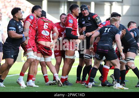 Llanelli, Großbritannien. 29. April 2023. Josh Macleod of Scarlets (6) hat seine Shorts heruntergezogen. Rugby im European Challenge Cup, Halbfinalspiel, Scarlets gegen Glasgow Warriors im Parc y Scarlets in Llanelli, Wales, am Samstag, den 29. April 2023. Bild von Andrew Orchard/Andrew Orchard Sportfotografie/Alamy Live News Kredit: Andrew Orchard Sportfotografie/Alamy Live News Stockfoto