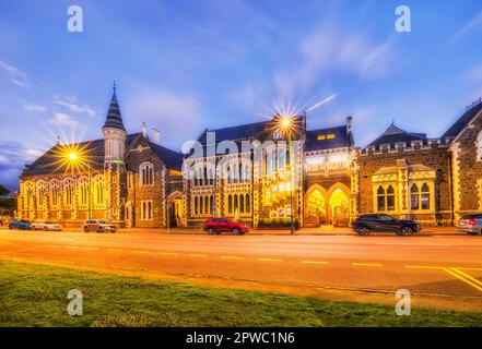 Spektakuläre historische Architektur des alten Universitätsviertels in der Innenstadt von Christchurch in New Zeland - öffentlicher Raum und Platz bei Sonnenuntergang. Stockfoto