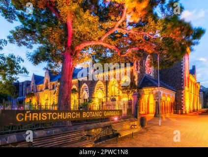 Öffentlicher Eingang zu den botanischen Gärten von Christchurch bei Sonnenuntergang mit heller Beleuchtung im historischen Stadtviertel der Stadt. Stockfoto