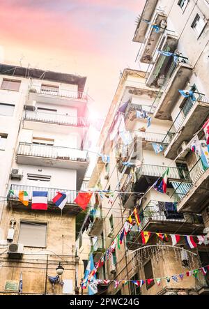 Flaggen aus der ganzen Welt hängen am Seil im Spanischen Viertel in Neapel. Stockfoto