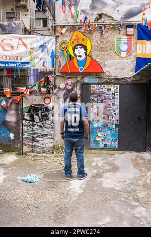 März 4 2023 - Neapel, Italien: Ein Fan von Maradona, der Maradonas Heiligtum im Spanischen Viertel in Neapel besucht. Stockfoto