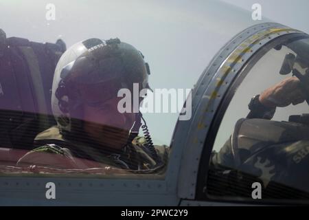 USA Marinekorps Major Robert Sawyer, ein Pilot des Marine Fighter Attack Squadron 115, inspiziert ein F/A-18D Hornet Flugzeug am Gwangju Air Base, Republik Korea, während des Geschäftsjahres 2023 Korea Flying Training, 17. April 2023. KFT 23 ist eine kombinierte Schulungsveranstaltung, die sich auf die taktische Ausführung von Kampfmissionen konzentriert und Teil des jährlichen Routine-Trainingsprogramms der ROK-US-Allianz ist. (USA Marinekorps Foto von CPL. Tyler Harmon) Stockfoto