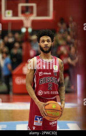 Giessen, Deutschland. 29. April 2023. Giessen, Deutschland, April 29. 2023: Jordan Livingston Barnes ( 2 Giessen ) während des BARMER 2. Basketball-Bundesliga ProA-Spiel zwischen JobStairs Giessen 46ers und Rasta Vechta an der Sporthalle Giessen-Ost in Giessen. (Julia Kneissl/SPP) Kredit: SPP Sport Press Photo. Alamy Live News Stockfoto