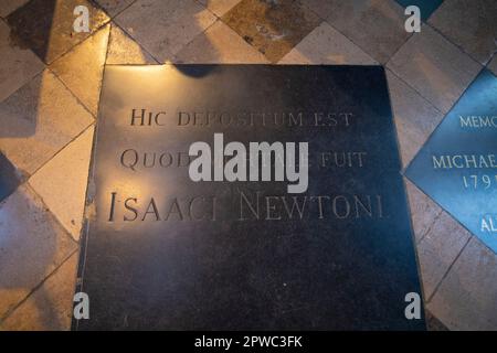 Sir Isaac Newton Grab in Westminster Abbey. Die Kirche gehört zum Weltkulturerbe und befindet sich neben dem Palast von Westminster in der Stadt Westminster in London. Stockfoto