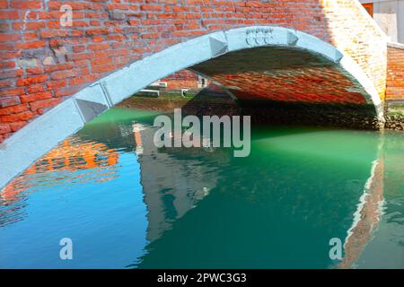 Backsteinbrücke über den Wasserkanal Stockfoto