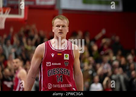 Giessen, Deutschland. 29. April 2023. Giessen, Deutschland, April 29. 2023: Luis Elias Figge ( 14 Giessen ) während des BARMER 2. Basketball-Bundesliga ProA-Spiel zwischen JobStairs Giessen 46ers und Rasta Vechta an der Sporthalle Giessen-Ost in Giessen. (Julia Kneissl/SPP) Kredit: SPP Sport Press Photo. Alamy Live News Stockfoto