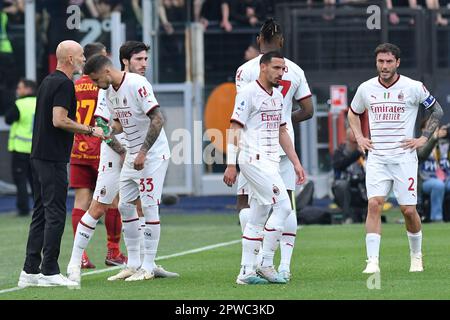 m0029. April 2023, Stadio Olimpico, Rom, Italien; Serie A Fußball; Rom gegen AC Mailand; Mailänder Trainer Stefano Pioli spricht mit Mailänder Spielern Stockfoto