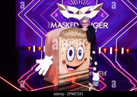 Köln, Deutschland. 30. April 2023. Inka Bause, Moderatorin und Popsängerin, ist als Figur „The Toast“ in der ProSieben Show „The Masked Singer“ auf der Bühne. Kredit: Thomas Banneyer/dpa/Alamy Live News Stockfoto