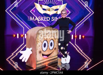 Köln, Deutschland. 30. April 2023. Inka Bause, Moderatorin und Popsängerin, ist als Figur „The Toast“ in der ProSieben Show „The Masked Singer“ auf der Bühne. Kredit: Thomas Banneyer/dpa/Alamy Live News Stockfoto