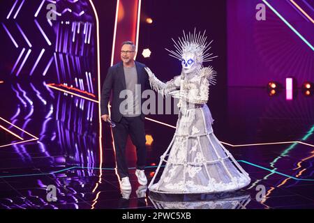 Köln, Deutschland. 30. April 2023. Matthias Opdenhövel, Moderatorin, ist mit der Sängerin und Schauspielerin Sarah Engels auf der Bühne, als „das Skelett“ in der ProSieben-Show „der maskierte Singer“. Kredit: Thomas Banneyer/dpa/Alamy Live News Stockfoto