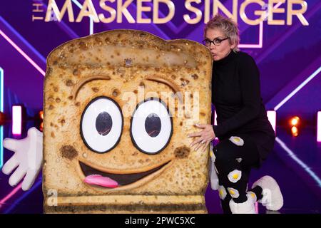 Köln, Deutschland. 30. April 2023. Inka Bause, Moderatorin und Popsängerin, ist als Figur „The Toast“ in der ProSieben Show „The Masked Singer“ auf der Bühne. Kredit: Thomas Banneyer/dpa/Alamy Live News Stockfoto