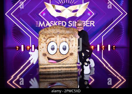 Köln, Deutschland. 30. April 2023. Inka Bause, Moderatorin und Popsängerin, ist als Figur „The Toast“ in der ProSieben Show „The Masked Singer“ auf der Bühne. Kredit: Thomas Banneyer/dpa/Alamy Live News Stockfoto
