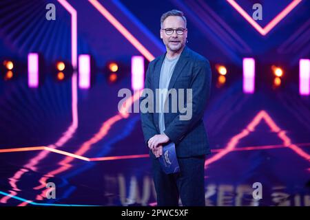 Köln, Deutschland. 30. April 2023. Matthias Opdenhövel, Moderator, ist auf der Bühne der ProSieben Show "The Masked Singer". Kredit: Thomas Banneyer/dpa/Alamy Live News Stockfoto