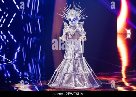 Köln, Deutschland. 30. April 2023. Rategast Sarah Engels, Sängerin und Schauspielerin, ist als „das Skelett“ in der ProSieben-Show „The Masked Singer“ auf der Bühne. Kredit: Thomas Banneyer/dpa/Alamy Live News Stockfoto