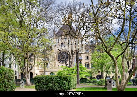 Die kölner Synagoge im neo-romanischen Stil auf dem rathenau-Platz im Frühling Stockfoto