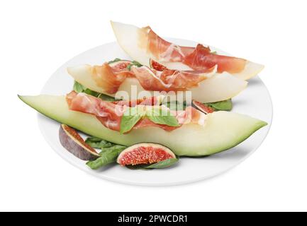 Teller mit leckerer Melone, Jamon, Feigen und Spinat, isoliert auf Weiß Stockfoto