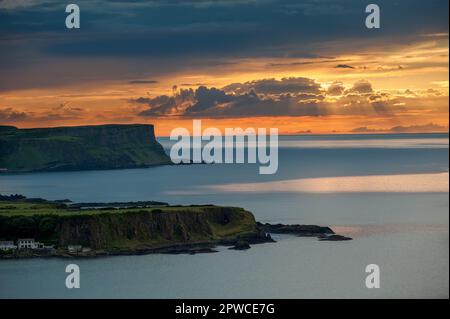 Sonnenuntergang. Blick über White Park Bay, Portbradden bis Bengore Head, auf der Causeway Coastal Route, Nordirland. Ruhiges Meer mit wunderschönem Himmel. Stockfoto