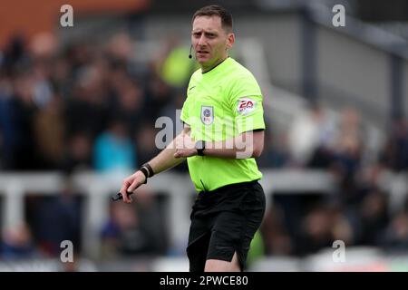 Schiedsrichter Simon Mather während des Spiels der Sky Bet League 2 zwischen Hartlepool United und Barrow im Victoria Park, Hartlepool, am Samstag, den 29. April 2023. (Foto: Mark Fletcher | MI News) Guthaben: MI News & Sport /Alamy Live News Stockfoto