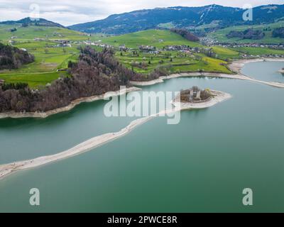 Schöner Gruyersee in der Schweiz von oben Stockfoto