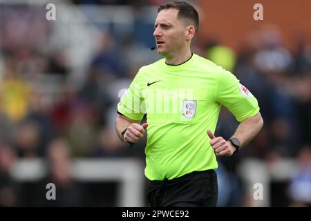 Schiedsrichter Simon Mather während des Spiels der Sky Bet League 2 zwischen Hartlepool United und Barrow im Victoria Park, Hartlepool, am Samstag, den 29. April 2023. (Foto: Mark Fletcher | MI News) Guthaben: MI News & Sport /Alamy Live News Stockfoto