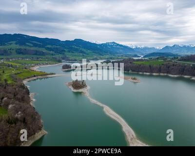 Schöner Gruyersee in der Schweiz von oben Stockfoto