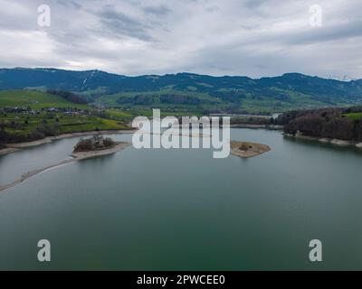 Schöner Gruyersee in der Schweiz von oben Stockfoto