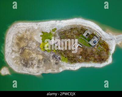 Schöner Gruyersee in der Schweiz von oben Stockfoto