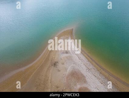 Schöner Gruyersee in der Schweiz von oben Stockfoto