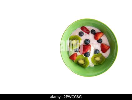 Schüssel Joghurt mit frischem Obst von oben isoliert auf weißem Hintergrund. Stockfoto