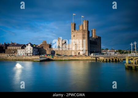 Caernarfon Castle und die Drehbrücke in Nordwales. Stockfoto