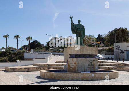 Statue von St. Sao Goncalo de Lagos, schutzpatron der Fischer, an der Promenade von Lagos, Bezirk Faro, Algarve, Portugal Stockfoto