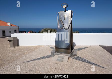 Skulptur zu Ehren von St. Vincent von Saragossa am historischen Leuchtturm am Kap Cabo de Sao Vicente, dem südwestlichsten Punkt des europäischen Festlands Stockfoto