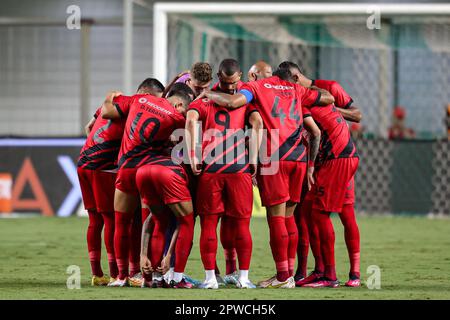 Belo Horizonte, Brasilien. 29. April 2023. MG - BELO HORIZONTE - 04/29/2023 - BRASILEIRO A 2023, ATLETICO-MG X ATHLETICO-PR - Athletico-PR Spieler betreten das Spielfeld für das Spiel gegen Atletico-MG im Independencia Stadion für die BRAZILEIRO A 2023 Meisterschaft. Foto: Gilson Junio/AGIF/Sipa USA Kredit: SIPA USA/Alamy Live News Stockfoto