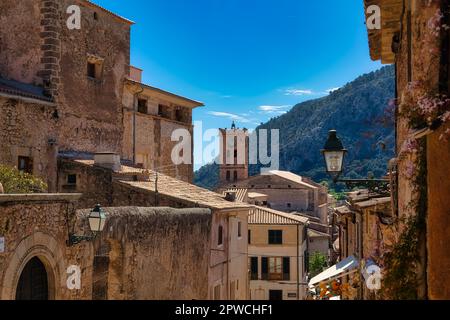 Blick von Carrer del Calvari, Treppen nach Calvary, Pollenca, Mallorca, Balearen, Spanien Stockfoto