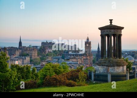 Edinburgh, Blick auf das Stadtzentrum von Calton Hill, das Dugald Stewart Monument im Vordergrund, Schottland, Großbritannien Stockfoto