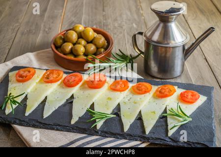 Geräucherter Käse und Olivenöl-Toast mit Rosmarin Stockfoto