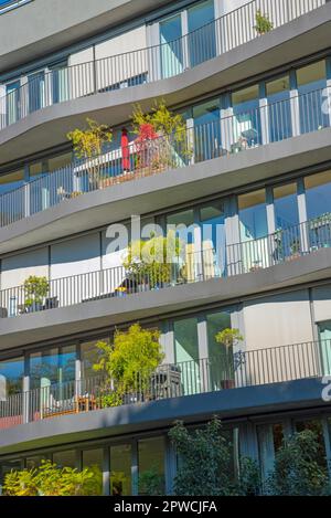 Fassade eines modernen Apartmentgebäudes in Berlin mit geschwungenen Balkonen Stockfoto