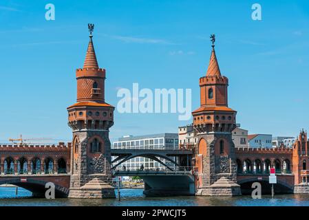 Die schöne Oberbaumbrücke in Berlin Stockfoto
