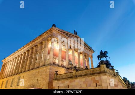 Die Alte Nationalgalerie auf der Museumsinsel in Berlin bei Nacht Stockfoto