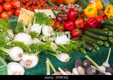 Fenchel, Paprika und Zucchini zum Verkauf auf einem Markt Stockfoto