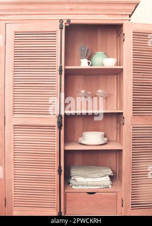 Küche Retro-Stil Schrank mit Geschirr wie Teller, Tischdecken, Vasen und Gläser Stockfoto
