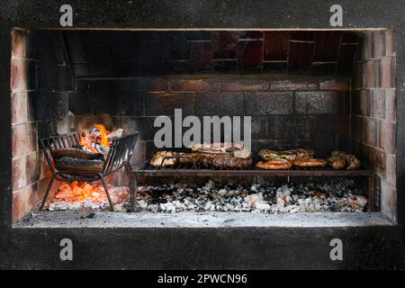 Barbecue-Grill mit verschiedenen Fleischsorten. Argentinischer Grill Stockfoto