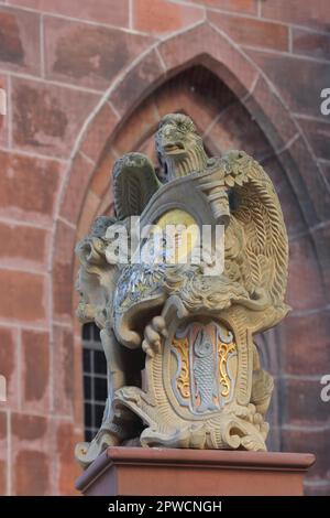 Wunderschöner Brunnen, Marktbrunnen mit Wappen der Stadt vor der Kollegialkirche, Detail, heraldisches Tier, Fischfigur, Adlerfigur Stockfoto