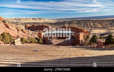 Morrison, Colorado, Red Rocks Ampitheatre, ein beliebter Konzertsaal in den Ausläufern westlich von Denver. Die Innenstadt von Denver ist in der Ferne zu sehen Stockfoto