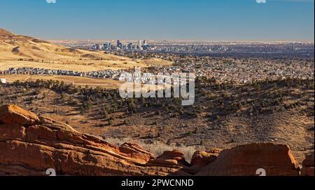 Morrison, Colorado, Downtown Denver, vom Red Rocks Ampitheatre, einem beliebten Konzertsaal 16 km entfernt in den Ausläufern der Rocky Mountain Stockfoto