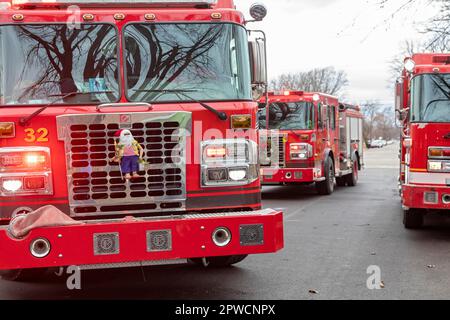 Detroit, Michigan, Eine Santa Claus-Puppe und ein Kranz dekorieren Feuerwehrautos, während Feuerwehrleute ein paar Wochen vor Weihnachten gegen ein Hausbrand kämpfen Stockfoto