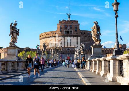 Touristen auf der Aelius-Brücke zum Castel Sant'Angelo, UNESCO-Weltkulturerbe, Rom, Latium, Italien Stockfoto